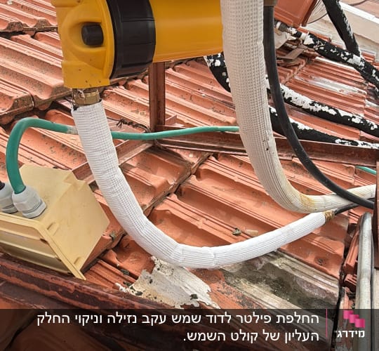 מערכת חימום סולארית על גג רעפים אדומים